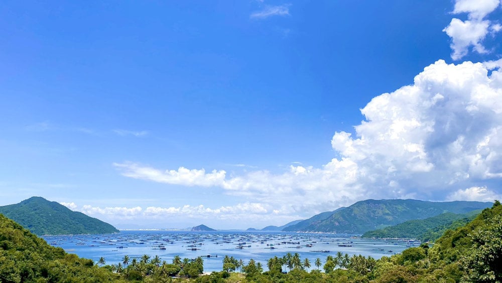 Không gian yên bình của vịnh Vũng Rô